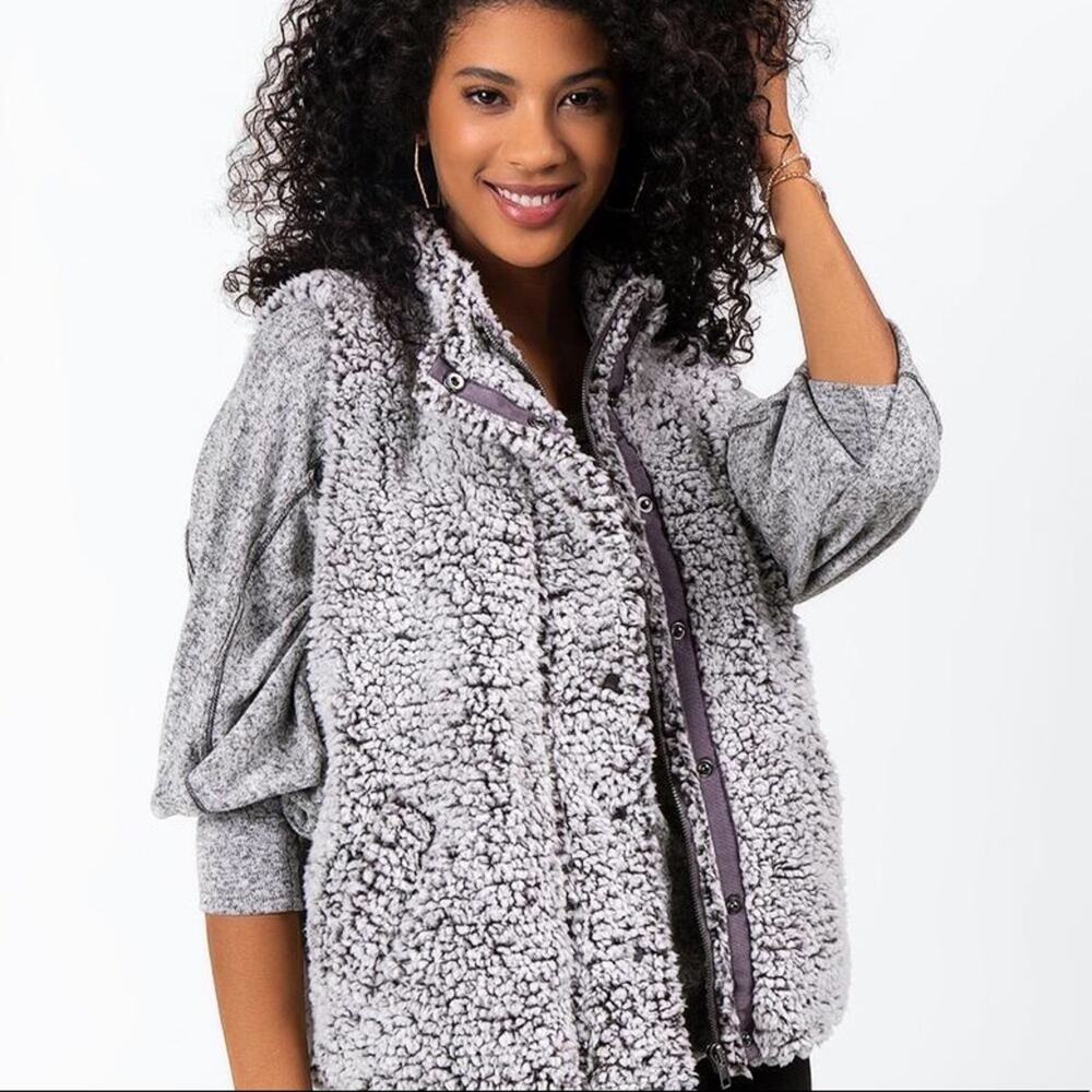 Francesca’s Miami Gray Marissa Sherpa Vest Small
